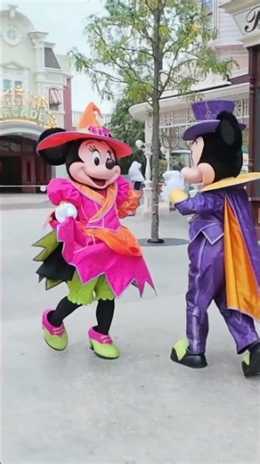 Caught Mickey & Minnie Sneaking Away After Rope Drop!