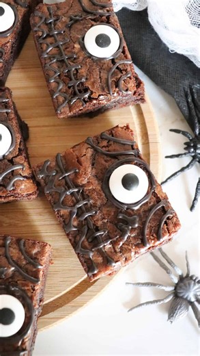 Hocus Pocus Spellbook Brownies ✨ It’s Day One of my all things Hocus Pocus series and while I know that the algorithm will likely not love the sped up portion of this video - I HAD to share it with you! I mean, how easy and fun are these spellbook brownies?! Add them to your Halloween party planning this year 🔮🧙🏻‍♀️ Comment “recipe” and I’ll share all the deets with you or find them here https://homemadeheather.com/easy-hocus-pocus-spellbook-brownies/ Ingredients: 1 box Betty Crocker Brownie 