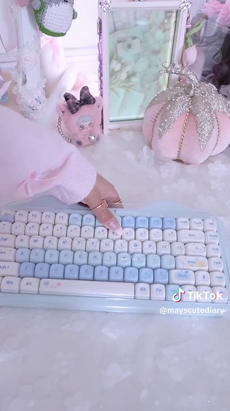 Yunzii always has the cutest keyboards ever! You will not regret this choice if you get her she looks like a cloud cake! #tiktokshopblackfriday #keyboard #keyboardasmr #pinksetup #typingasmr
