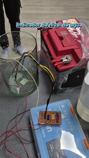 Indicador de nivel de agua con sensor y LEDs (ESP32)