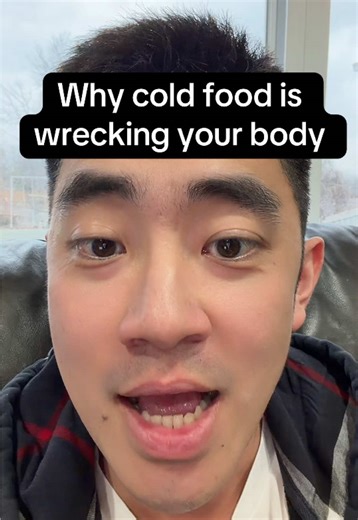 Cold food doesn’t just make you feel a little uncomfortable. From a Traditional Chinese Medicine perspective, it weakens digestion, slows Qi, and allows dampness to build up in the body. That’s when people start noticing bloating, fatigue, stubborn weight, brain fog, and hormonal imbalance—especially in winter, when your body already needs more warmth. In TCM, digestion is like a fire. Cold drinks, raw foods, and even room-temperature meals put that fire out. That’s why warming foods matter righ