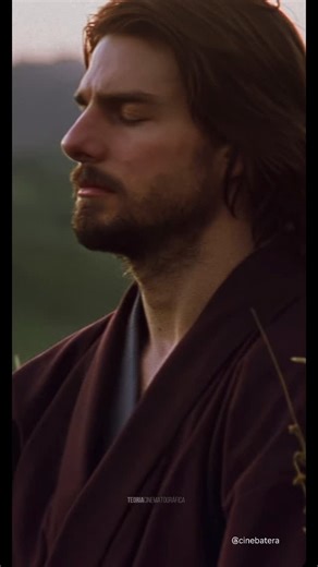 João Paulo Barbosa on Instagram: "O incrível @ricardoschnetzer nos deixou hoje, excelente dublador, conectando sua voz única a tantos personagens conhecidos do cinema, dos desenhos animados, assim como a atores que dublava com frequência, como Nicholas Cage, Al Pacino, Richard Gere e Tom Cruise. Eis um trecho de "O Último Samurai", onde Cruise foi dublado com primazia por Ricardo, que também deu sua voz a ele em cerca de 20 outros filmes. #luto Créditos: @teoriacinematografica"