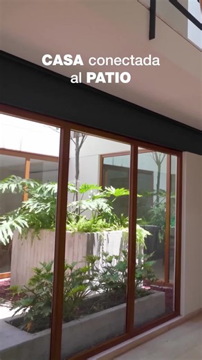 Casa Conectada al Patio: Diseño para una Vida Familiar Ideal