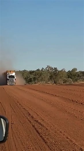 Aussie Outback Truck Spotting: Big banger in the Dirt! #trucks #australia | Australian truck fans