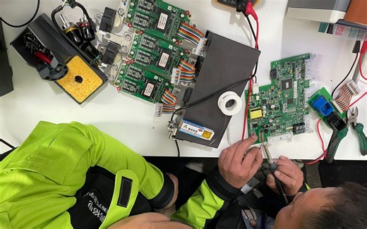 北汽新能源EV160电机控制器实力拆解，控制板维修—电动汽车维修