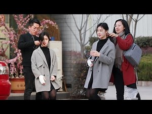 The girl whose hand was injured asked a passer-by to help tie up her hair... 当手受伤的女孩请路人帮忙扎头发......