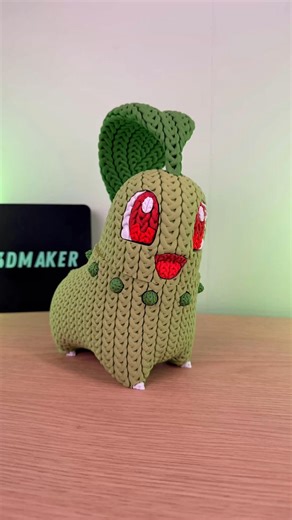 Paulo Henrique | Impressão 3D on Instagram: "A Chikorita é o pior inicial de Jotho... Se duvidar o pior de todos! Modelo: @whale_3d_studio Impressora: Bambu Lab H2D Filamentos: eSun PLA Matte Macha Green Bambu Lab PLA Matte Vermelho Escuro, Vermelho Escarlate e Branco Marfim Flashforge Verde Tem algum inicial pior que ela? Me conta aqui nos comentários! #impressão3d #pokémon"