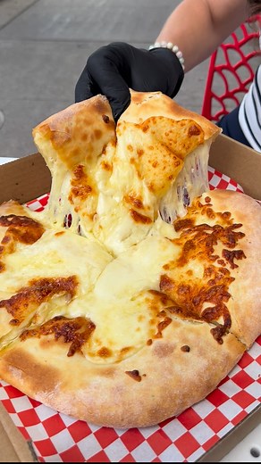 4.7K views · 541 reactions | That cheese pull is out of this world!     #pizzatoronto #bestfoodtoronto #todotoronto #asmr #pizzalovers #pizza #foodtoronto #pizzagourmet #torontofoodie #pizzagram #foodie #asmrcrunch #120pepperoni #crunchy | burattinopizzatoronto | Facebook