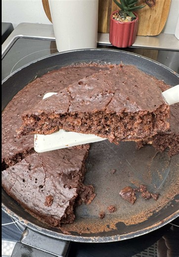 Gâteaux 🍰 chocolat à la banane 🍌 simple et rapide sans four Ingrédients : * 2 œufs * 2 bananes * 2 cuillères à soupe de pâte à tartiner au chocolat * 2 cuillères à soupe de cacao * 1 sachet de levure chimique * 1/2 cac de vanille * 1 verre à thé d’huile * 1 verre à thé de lait * 1,5 tasse de farine #gateaux #recetterapide #TikTokFood #pourtoiii