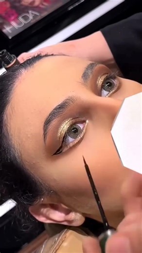 MIDDLE CUT CREASE EYE MAKEUP TUTORIAL #makeup #makeuptutorial #shorts #eyemakeup #eyemakeuptutorial