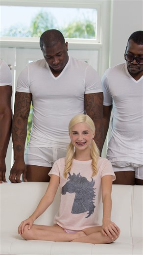 Piper Perri’s Infamous Couch Photo Has A Surprising History #internet #viral #piperperri #history | Before They Were Famous