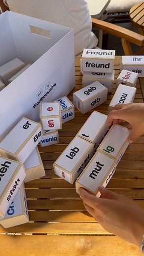 Leonie von kunstundstunde on Instagram: "Ab diesem Schuljahr arbeite ich im Fach Deutsch intensiv nach den Konzepten von @beate_lessmann. Dafür habe mir ein Set WORT BAU STEIN E nach ihren Anweisungen erstellt. 🧱 Denn eine Sprache lässt sich effektiver erlernen, wenn man ihre Strukturen versteht. Dies trifft sowohl auf den Wortschatz als auch auf die Rechtschreibung zu. Mit diesen Wortbausteinen biete ich den Schüler/innen sowohl im regulären Unterricht als auch in Fördermaßnahmen eine herausra