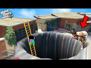 GTA 5 : Franklin Found A Big Hole Outside Franklin House In GTA 5 ! (GTA 5 Mods)