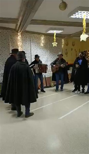 da MatteoWanted Ghidinelli: "Gruppo "La Stéla de Vái" amici cantori di Vallio Terme (BS) che hanno portato i loro auguri alla Scuola Dell'infanzia di Sopraponte di Gavardo" | Piaseinza
