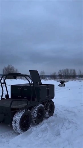 🚀 Ukrainian ground drone capable of transporting and launching four fiber-optic FPV drones. Video: United24 | Ukraine Breaking News