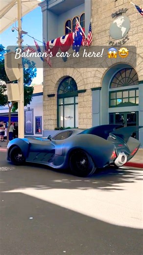 Meeting Batman at Movie World Gold Coast! 😱🤩 #batman #superhero #movieworld #travel