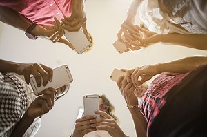 Dikenal Sebagai Digital Native, Ini Beberapa Kebiasaan Unik yang Dimiliki Gen Z - National Geographic