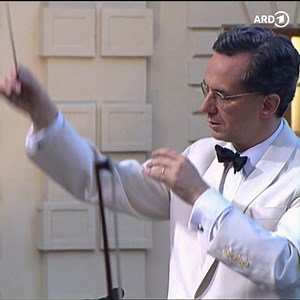 Italienische Opern hat er einfach besonders gut drauf! 👏 Mit Verdis "Nabucco"-Ouvertüre gratulieren wir deshalb Maestro Fabio Luisi zum 66. Geburtstag 🎉 Diese sommerliche Aufnahme von 2007 zeigt ihn in seinem letzten Jahr als Chefdirigent des MDR-Symphonieorchesters. Noch mehr mit ihm gibt's natürlich in der ARD-Mediathek für euch. 👉 https://1.ard.de/ARD_Klassik?fb=ard | ARD Klassik