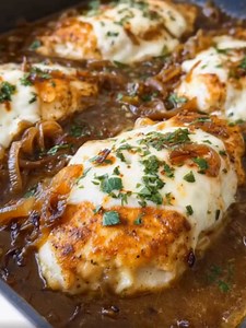 French Onion Chicken 🧅🧀 This easy skillet dinner features tender chicken smothered in caramelized onions and melty cheese. Made with simple ingredients, it is a comforting, family friendly meal perfect for busy nights. Ingredients: 2 large onions, sliced very thin 4 medium chicken breasts 1 cup grated gruyere cheese Recipe in the Coʍʍеոτ 👇 | My Quick Recipes