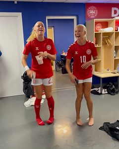Lækre moves af Sofie Svava og Pernille Harder 🥳💃🔥 Sikke en aften i Parken i går. You need to Gejl out! 🎶😄 | Kvindelandsholdet