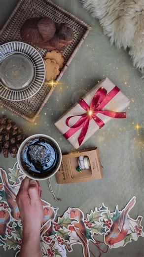 I hjärtat av vintern samlas vi för magiska stunder — små sammankomster fyllda av värme och närhet. Där förtrollning möter tradition, och varje detalj är vald med omsorg. Det är också tiden för gåvor – genomtänkta presenter valda för att ge glädje och mening till dem vi håller kära. | Wildlife Garden Sweden