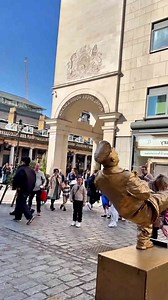 Naughty Goldman.#london #livingstatue