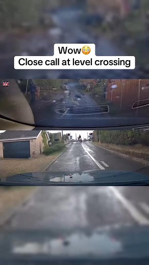 202K views · 705 reactions | WowClose call at level crossing #vehicles #ukdrivers #ukdashcam #dashcamera #dashcamvideos | Border Security | Facebook