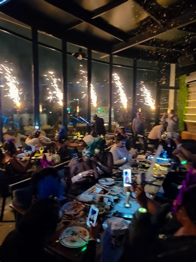 ✨ Une nuit d’exception signée Sora Resto Lounge ✨ Lumières élégantes, musique envoûtante, sourires partagés et instants précieux… Cette vidéo reflète la magie du Nouvel An vécue dans une atmosphère raffinée et festive. 🥂 🤍 Merci à nos chers clients, votre présence, votre élégance et votre énergie ont sublimé cette soirée et en ont fait un moment unique. Sora Resto Lounge — là où chaque nuit devient un souvenir d’exception.