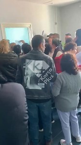 "Pershendetje kemi 2 ore qe po rrim ne Poliklina ne korce per nje ikje interneti po behen njerzite cop kemi halll shteti te nderyje...Ju lutemi raportoheni!" - shprehet i shqetësuar një banor, nëpërmjet një mesazhi të dërguar në redaksinë e televizionit Korça Plus. | Korça Plus