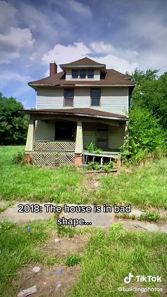 The porch roof looks like it’s going to collapse 😳 #abandoned #abandonedhome #abandonedhouse #detroit #michigan #fyp #foryou #viral