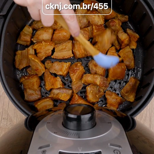 35K views · 1K reactions | Se você ama torresmo, mas sempre desiste de fazer por conta do trabalho e de toda a sujeira que faz pela casa, hoje seus problemas acabaram. Vou ensinar com apenas 2 ingredientes, como fazer um torresmo delicioso e bem sequinho na AirFryer. Então bora para a receita. | Cook'n Enjoy | Facebook