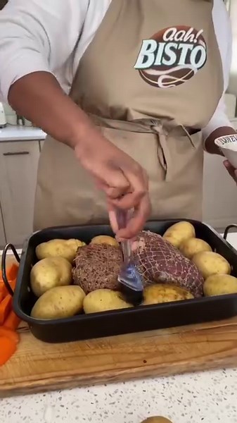 Sunday dinner in my home are always about family, we share and express love with cooking, and what’s more delicious than a traditional beef roast dinner made extra delicious with Bisto Gravy Powder. This Sunday we had this delicious and oh so juicy and tender beef roast with veggies, and not forgetting the star of the meal, Bisto Gravy Powder. I mixed both the Lamb & Beef Roast Gravy Powder, and let me tell you it was the perfect combination for my roast. Try it and let me know, you could stand 