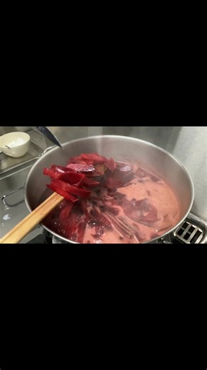 Betteraves et oignons rouges aigre doux en préparation. Disponible dès vendredi @super fans La Potagerie d'Antan | La Potagerie d'Antan