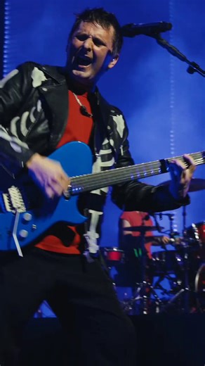 Brixton. 25 years since we last performed here, you didn't disappoint 🇬🇧🤘 Director: Cakes RicaudCamera: Callaway BreezeCamera and Edit: Alex LeggattCamera: Sam FoggPhotographer: Isha ShahProduction manger: Jess Hallesy