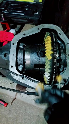 Checking the ring and pinion pattern