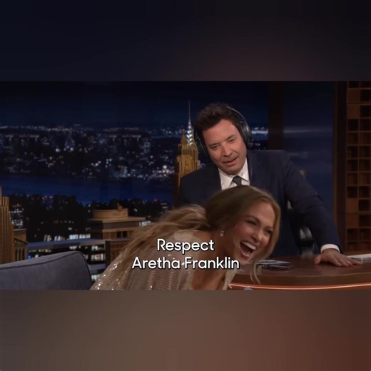 JLO, CÓGELO SUAVE. 🎧🤣 #JimmyFallon #JenniferLopez #JLo #whisperchallenge 7 de octubre de 2025. | Jimmy Fallon Latin America FANS