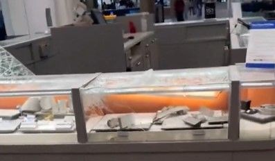 Pickering jewelry store robbery caught on video, 3 suspects at large