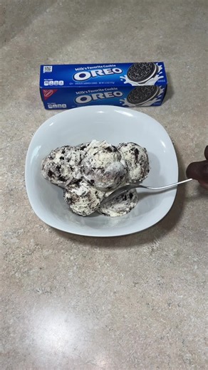 Oreo Cookies & Cream No-Churn Ice Cream Recipe