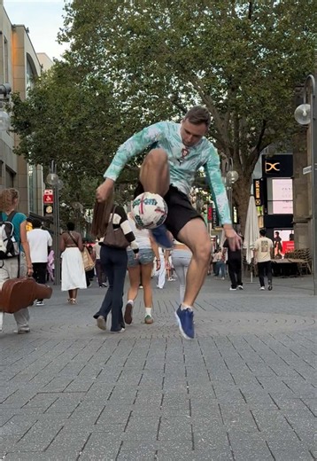 Freestyle Football Warm-Up Routine | Cologne Germany
