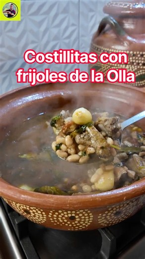 COSTILLAS con FRIJOLES DE LA OLLA en SALSA MOLCAJETEADA