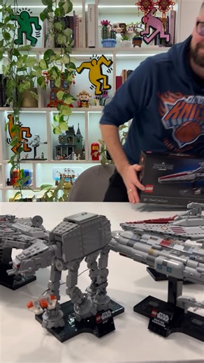 The 2026 LEGO Venator is here! Thank you to the LEGO group for sending me this set for the review! Star Wars set #75441 Venator-Class Attack Cruiser will be released on January 1, 2026. It consists of 643 pieces and costs 79.99 USD / 79.99 EUR / 339.99 PLN. I’m not a big enough Clone Wars fan to appreciate this model. I don’t have a large UCS either, and not because it’s expensive, but because I don’t have any feelings about it. What I like: - Surprising use of elements like the Orc sword from L