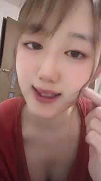美人さんの緩い胸元から胸ちら
