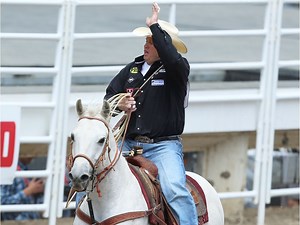 New dad Robinson claims tie-down roping
