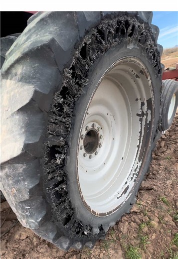 That inside dual must have a bead leak or something #tractor #farmlife #whoops