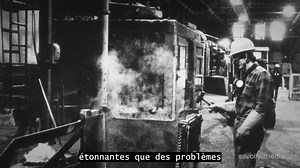 Moteur assourdissant, fracas métallique, chocs répétés: le bruit industriel représente un risque pour l’audition des travailleurs et travailleuses 💥 Aujourd’hui, les décibels sont mesurés avec minutie par les scientifiques. Ces derniers localisent les sources sonores avec une caméra acoustique et agissent sur elles pour protéger les personnes exposées. Ils mesurent aussi l’efficacité réelle des protections auditives (coquilles ou bouchons) grâce à des microphones placés près du tympan. Parlons 