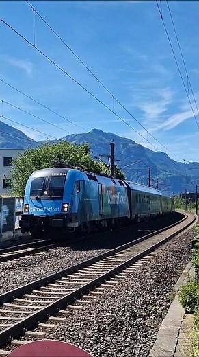 Der Kilmajet Zug der ÖBB fährt mit Einer Taurus von Siemens durch Vorarlberg, treno, train