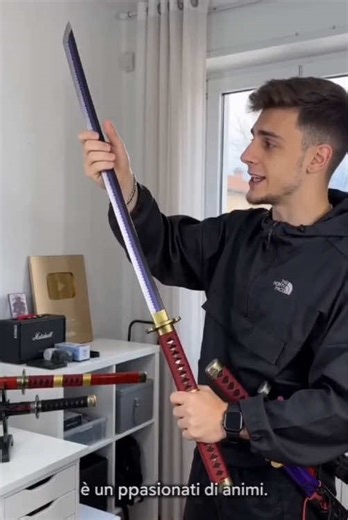 L'autenticità del samurai nella tua collezione! ⚔️ Katana da 40 pollici con fodero e supporto, lama non affilata. Perfetta per cosplay anime, collezionismo e regali originali. Dimensioni reali, design giapponese autentico! 🎌✨ #katana #samurai #cosplay #collezionismo #anime