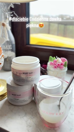 Czy Twoja skóra ma dziś swoją porcję kolagenu? ✨ Kolagen to jedno z najważniejszych białek w naszym organizmie. To właśnie on odpowiada za jędrność, elastyczność i młody wygląd skóry. Niestety po 25. roku życia jego produkcja zaczyna stopniowo spadać… Dlatego tak ważne jest, aby wspierać organizm od środka 💗 Kolagen może pomóc: ✨ poprawić elastyczność skóry ✨ wspierać włosy i paznokcie ✨ zadbać o stawy i kości ✨ sprawić, że skóra wygląda na bardziej promienną i nawilżoną Ja zaczynam dzień od po