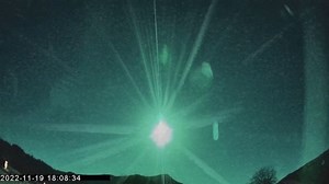Stunning video shows meteor light up sky