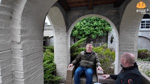 Bag Borgmuren 🏰 Toke har været på besøg hos Grev Peter, som har opfyldt sin drøm om at bo i sin helt egen ridderborg Casa Del Renaissance - borgen i Gistrup ⚔️. Det, der engang var et helt almindeligt parcelhus, er nu blevet forvandlet til en imponerende middelalderborg med tårne 🏯, borgmure 🛡️ og endda en voldgrav 🌊. I dette interview kan du høre historien om den vilde ombygning 📜🎥 | Bygge-bloggen